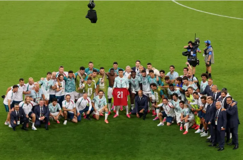 Bentuk penghormatan mendalam (tribute) dari Tim Portugal usai laga vs Kroasia untuk mengenang satu tahun wafatnya mantan rekan setimnya, Diogo Jota