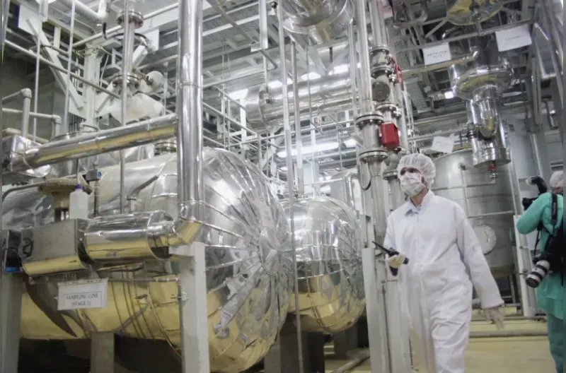 Fasilitas konversi uranium, tepat di luar kota Isfahan. Kota Isfahan dan Natanz di Iran tengah adalah pusat program nuklir Iran