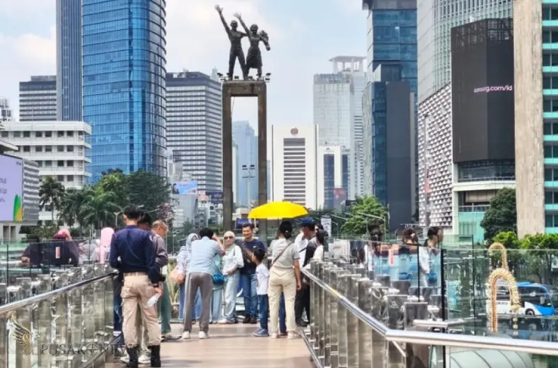 Anjungan Halte TransJakarta di Bundaran HI Diserbu Warga Saat Lebaran