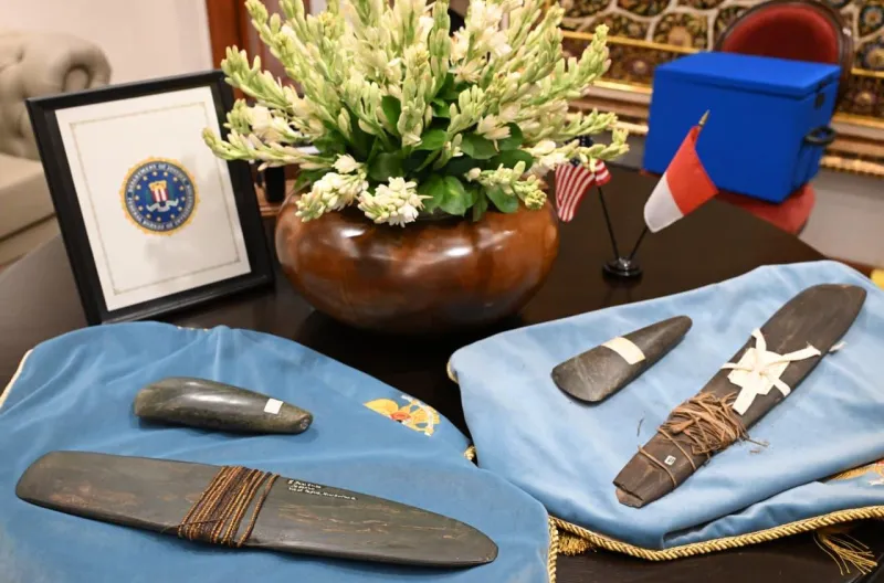 Direktur FBI secara langsung menyerahkan artefak budaya Indonesia kepada Presiden Prabowo sebagai bagian dari kerja sama repatriasi antara Pemerintah Indonesia dan FBI