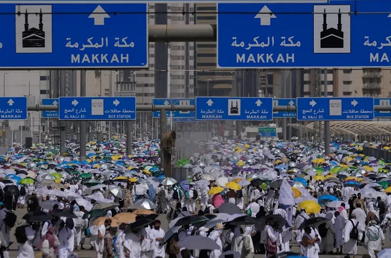 Para peziarah Muslim meninggalkan Mina, dekat kota suci Mekah, Arab Saudi, setelah melempar kerikil ke pilar-pilar sebagai simbol pelemparan batu ke setan, ritual terakhir ibadah haji tahunan.