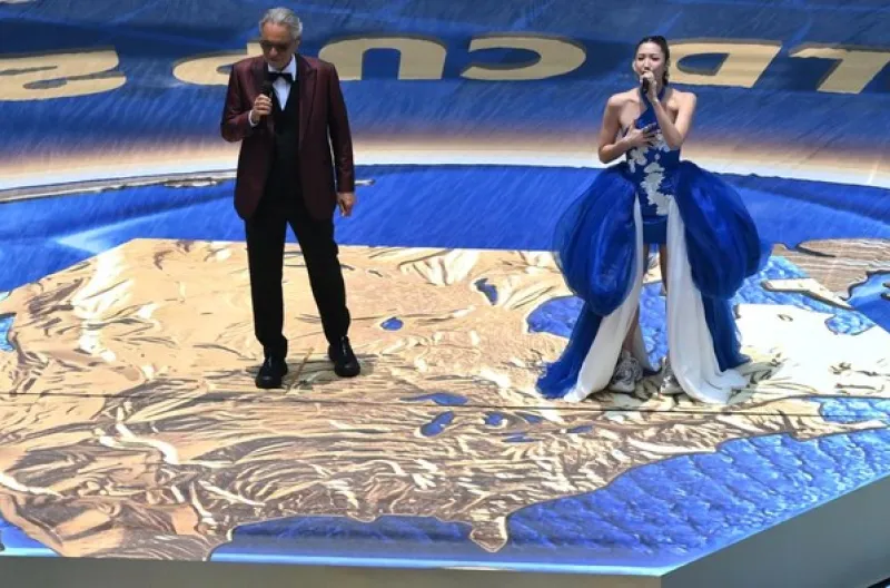 Penyanyi tenor Italia Andrea Bocelli dan penyanyi Korea Selatan EJAE tampil pada upacara pembukaan.