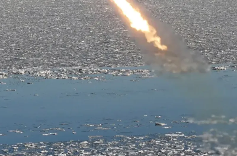 Sebuah rudal melesat di atas laut di lepas pantai barat Semenanjung Korea selama apa yang dikatakan kantor berita negara Korea Utara, KCNA, sebagai uji peluncuran rudal jelajah strategis
