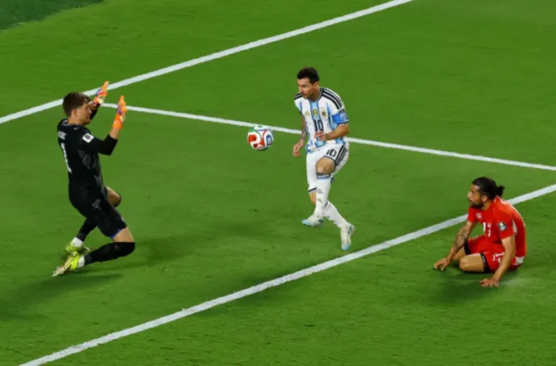 Lionel Messi dari Argentina beraksi melawan Gregor Kobel dari Swiss