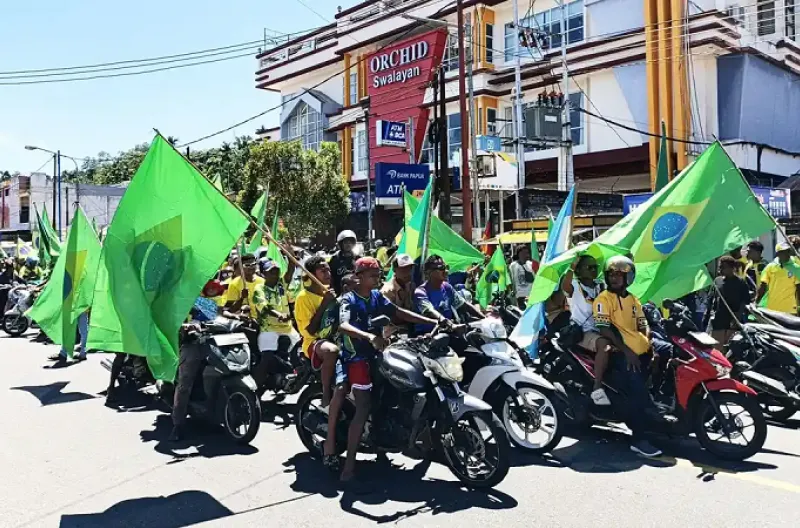 Konvoi Damai Perdana Fans Piala Dunia 2026 Semarakkan Fakfak, Wujud Persatuan dalam Euforia Sepak Bola Dunia Konvoi Damai Perdana Fans Piala Dunia 2026 Semarakkan Fakfak, Wujud Persatuan dalam Euforia Sepak Bola Dunia