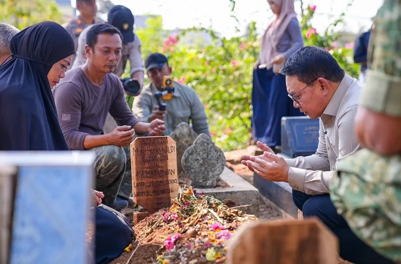 Kepala Staf Kepresidenan Jenderal TNI (Purn) Prof. Dr. Dudung Abdurachman melakukan takziah ke rumah duka keluarga almarhum Muhammad Rifki Renaldi, seorang peserta pelatihan Sarjana Penggerak Pembangunan Indonesia (SPPI), di Kabupaten Sumedang, Jawa Barat