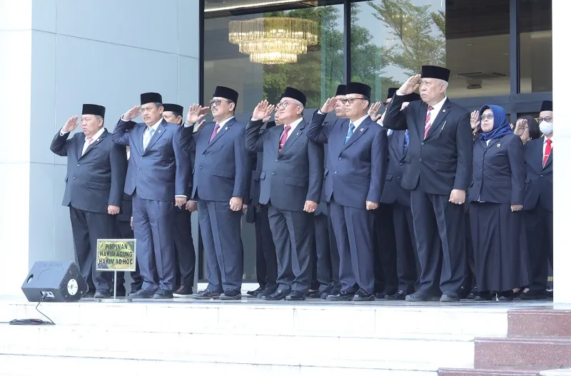 Mahkamah Agung Republik Indonesia menggelar upacara pengibaran Bendera Merah Putih dalam rangka memperingati Hari Lahir Pancasila Tahun 2026 di halaman Gedung Mahkamah Agung, Jakarta, Senin (1/6/2026).