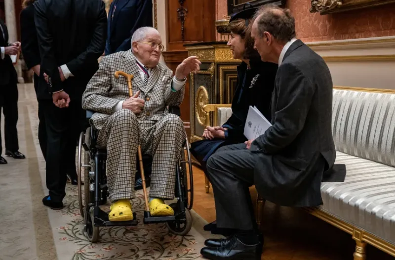 David Hockney saat jamuan makan siang untuk Anggota Order of Merit di Istana Buckingham di London pada tahun 2022.