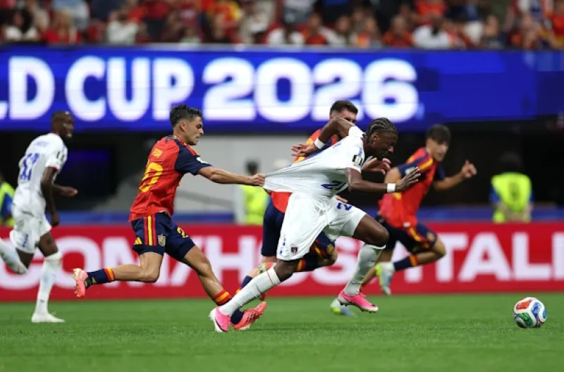 Gelandang Spanyol mendapat kartu kuning, usai lakukan pelanggaran terhadap pemain Cape Verde
