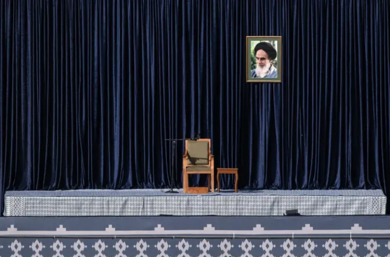Potret mendiang pendiri revolusi Islam, pemimpin tertinggi Ayatollah Ruhollah Khomeini, terlihat di podium yang digunakan untuk meletakkan peti jenazah pemimpin tertinggi Iran yang terbunuh, Ayatollah Ali Khamenei, dan anggota keluarganya di Grand Mosalla