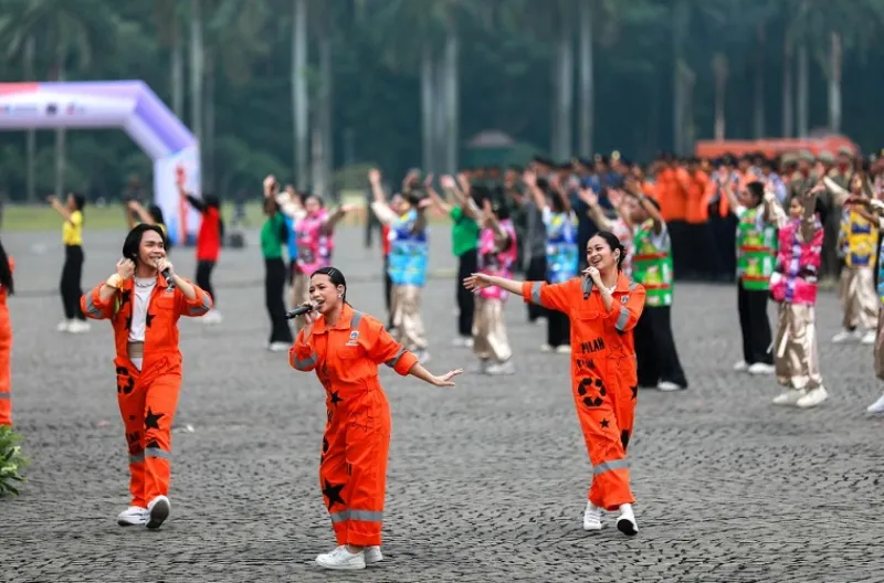 Pelaksanaan upacara ditutup dengan bernyanyi bersama