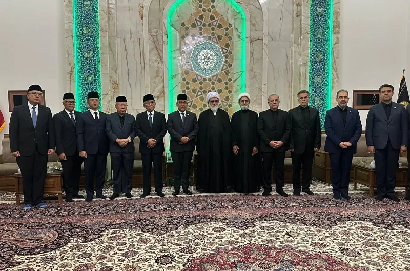 Ketua Pimpinan Pusat (PP) Muhammadiyah Syafiq Mughni mewakili Pimpinan Pusat Muhammadiyah melakukan kunjungan ke Iran untuk takziah ke pemakaman Ayatollah Ali Khamenei, di Kota Mashhad pada Jum’at Iran (10/7)