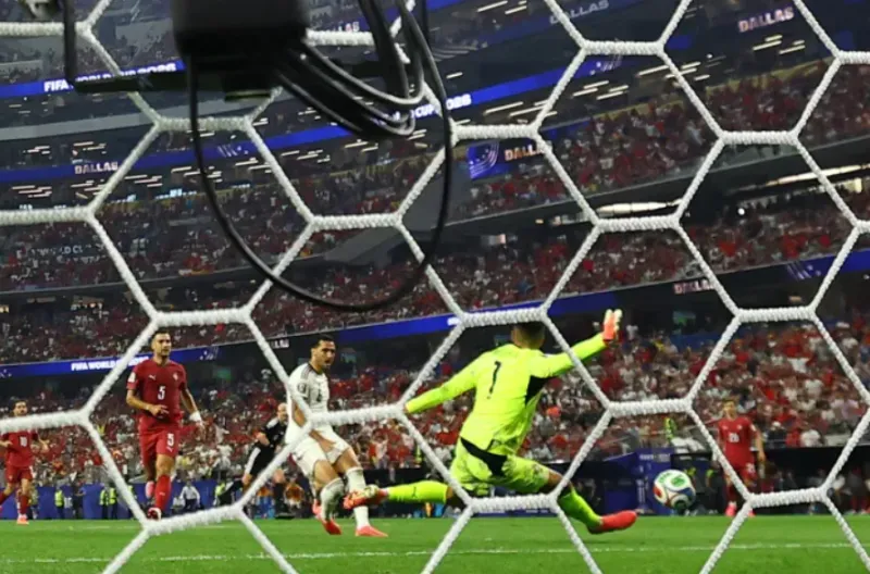 Mikel Merino dari Spanyol mencetak gol ke gawang Diogo Costa