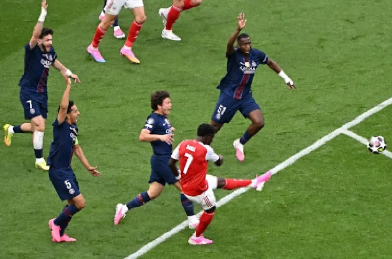 VAR Tak Bergeming! PSG Kecewa Penalti Handball Bukayo Saka Ditolak