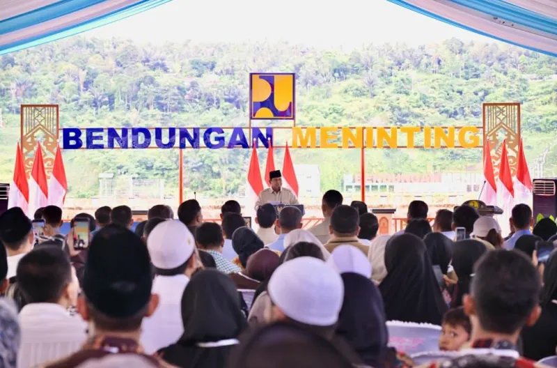 Presiden Prabowo Subianto menyampaikan sambutan saat meresmikan pembangunan lima bendungan yang tersebar di sejumlah wilayah di Indonesia, di Bendungan Meninting, Kabupaten Lombok Barat, Provinsi Nusa Tenggara Barat (NTB), pada Jumat, 10 Juli 2026.
