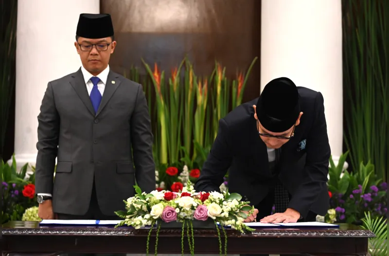 Menteri Luar Negeri RI Arrmanatha Nasir menerima serah terima jabatan dari Menteri Koordinator Bidang Pembangunan Manusia dan Kebudayaan (Menko PMK) Sugiono di Gedung Pancasila, Kementerian Luar Negeri, Jakarta, Senin (12/10).