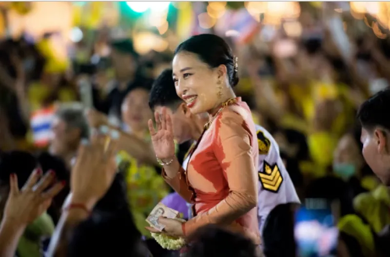 Putri Bajrakitiyabha menyapa para pendukung kerajaan di luar Istana Agung di Bangkok pada 1 November 2020 di Bangkok, Thailand.