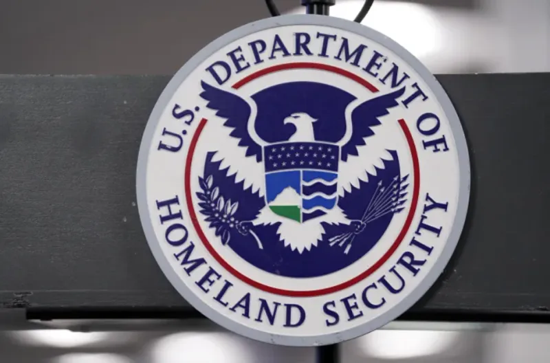 Lambang Departemen Keamanan Dalam Negeri AS di Pusat Koordinasi Respons Nasional FEMA di Washington, DC