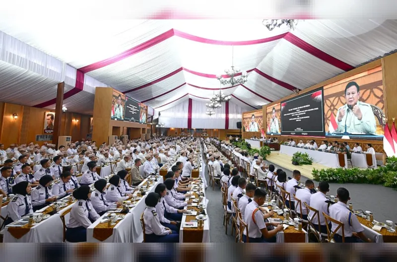 Presiden Prabowo Subianto memberikan taklimat kepada sekitar 400 peserta Program Presiden untuk Pemimpin Masa Depan Indonesia (P3MDI) Batch 1 Tahun Anggaran 2026 dan 250 anggota Kamar Dagang dan Industri (Kadin) dari seluruh Indonesia di kediaman pribadi Presiden di Hambalang, Kabupaten Bogor, Provinsi Jawa Barat, pada Sabtu sore, 31 Oktober 2026.