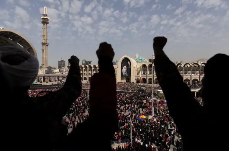Bagi sebagian masyarakat, pemakaman ini bukan hanya menjadi momentum berkabung, tetapi juga simbol perlawanan nasional terhadap Amerika Serikat dan Israel.