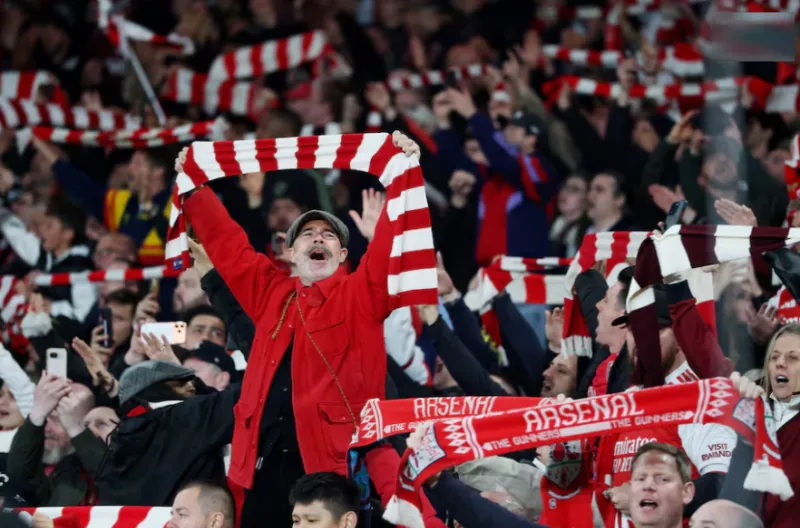 Perayaan penggemar Arsenal - London, Inggris - 19 Mei 2026 Penggemar Arsenal merayakan di luar stadion Emirates saat Arsenal memenangkan Liga Primer