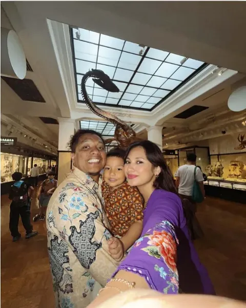 Viral! Arie Kriting Ajak Keluarga Liburan ke Jepang dengan Outfit Khas Indonesia4