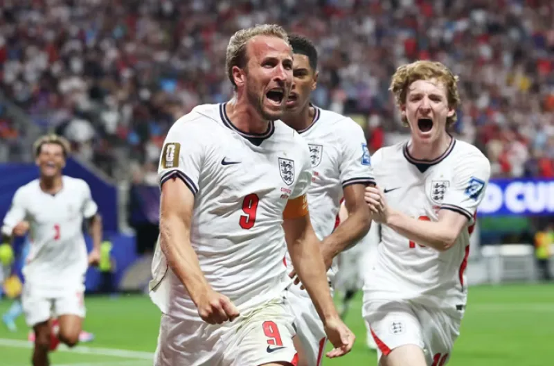 Harry Kane dari Inggris merayakan gol pertama mereka bersama Jude Bellingham dan Anthony Gordon