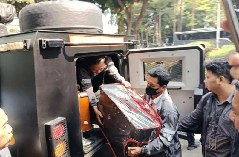 Koper isi emas batangan hasil sitaan rumah di Sentul tiba di Polda Metro Jaya