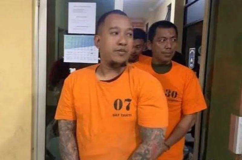 Tiga di antaranya berhasil diamankan, yakni AC (36), HT (41), dan ZH (41)