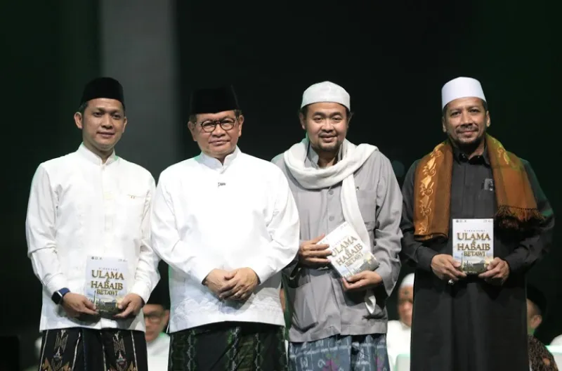 Gubernur Pramono Anung menyerahkan buku Direktori Ulama dan Habaib Betawi