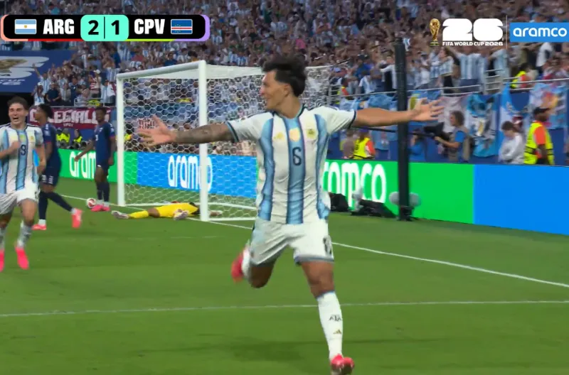 Argentina kembali unggul 2-1 lewat tembakan keras Lisandro Martinez
