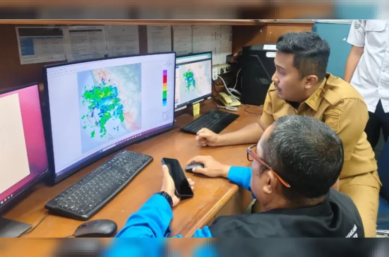 Wakil Gubernur Sumatera Barat (Sumbar), Vasko Ruseimy mengunjungi Stasiun Meteorologi Minangkabau, Kabupaten Padang Pariaman, Senin (19/10/2026).
