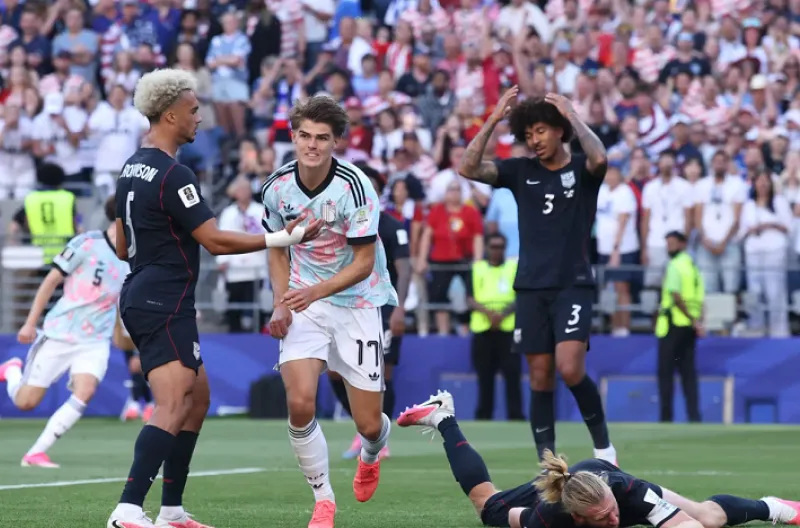 Charles De Ketelaere dari Belgia mencetak gol kedua mereka melewati Matt Freese dari AS