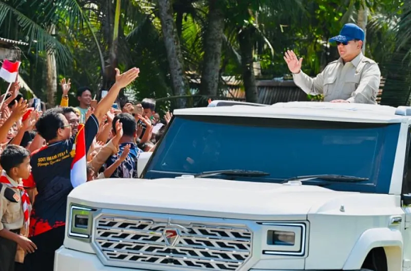 Presiden Prabowo Subianto membalas sapaan warga dengan senyum dan lambaian tangan di Kebumen, Jawa Tengah, pada Sabtu, 23 Mei 2026