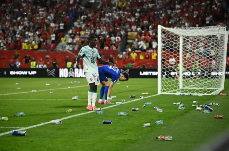 Fans Kroasia melemparkan sampah ke lapangan setelah VAR membatalkan gol Josko Gvardiol dari Kroasia