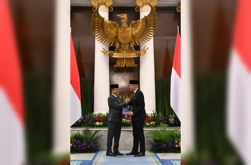 Menteri Luar Negeri RI Arrmanatha Nasir menerima serah terima jabatan dari Menteri Koordinator Bidang Pembangunan Manusia dan Kebudayaan (Menko PMK) Sugiono di Gedung Pancasila, Kementerian Luar Negeri, Jakarta, Senin (12/10).