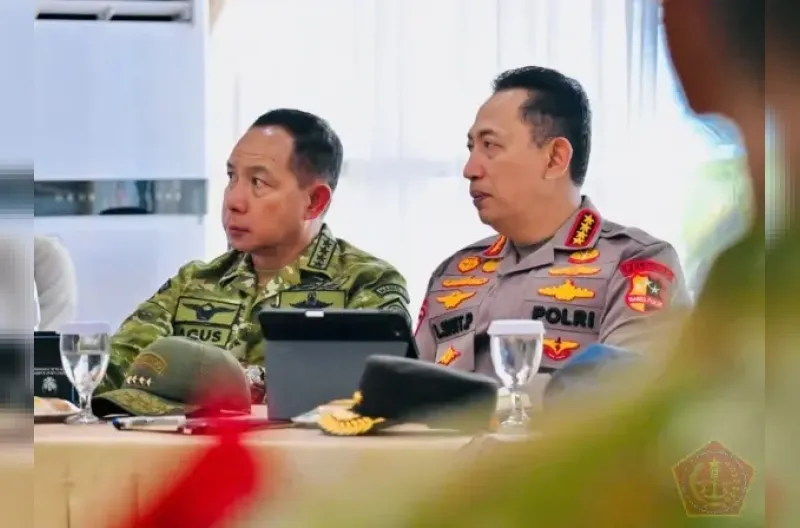 Panglima TNI Jenderal TNI Agus Subiyanto turut mendampingi kunjungan tersebut.