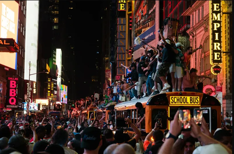 Para penggemar Knicks merayakan gelar juara di New York.