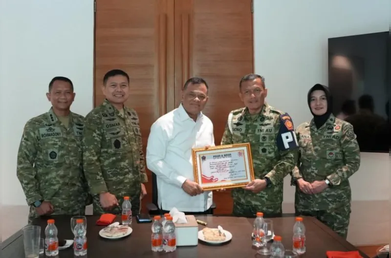 Gatot menerima kunjungan Wakil Komandan Pusat Polisi Militer (Wadanpuspom) TNI Marsma TNI Bambang Suseno, CHRMP, bersama Wakil Kepala Pusat Penerangan (Wakapuspen) TNI Brigjen TNI Osmar Silalahi, S.I.P., M.Si., CGRA., di kediamannya di Kebayoran Baru, Jak