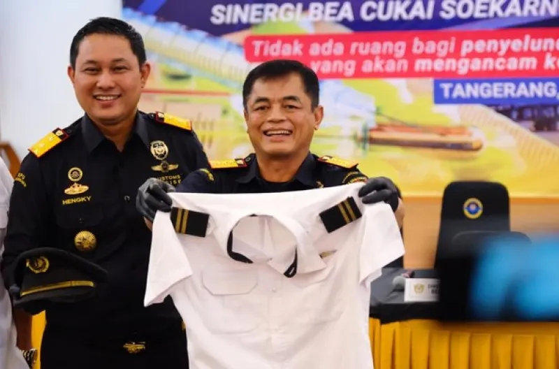 Petugas Bea Cukai Indonesia memperlihatkan seragam pilot Malaysia dan narkoba yang diselundupkannya sebagai barang bukti selama konferensi pers di Bandara Internasional Soekarno-Hatta di Tangerang, Jumat (31/7/2026)