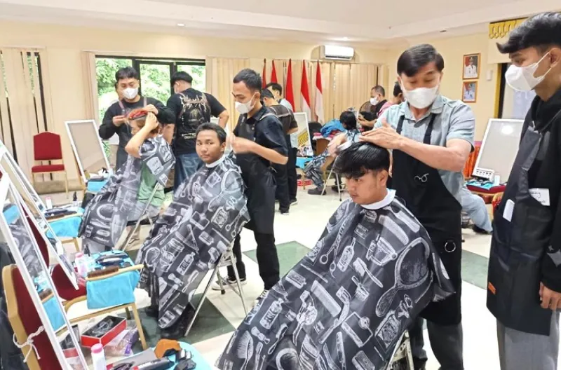 Warga Tanjung Priok Antusias Ikuti Pelatihan Barbershop Gratis, Langsung Dapat Bekal Usaha Warga Tanjung Priok Antusias Ikuti Pelatihan Barbershop Gratis, Langsung Dapat Bekal Usaha