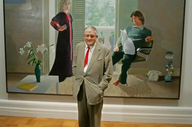 Hockney berpose di depan lukisannya yang berjudul Mr and Mrs Clark and Percy di National Portrait Gallery pada tahun 2006