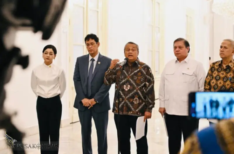 Gubernur Bank Indonesia, Perry Warjiyo memberikan keterangan pers kepada awak media di Istana Merdeka, Jakarta