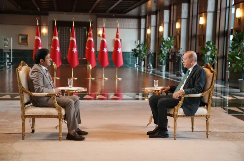 Presiden Turki Recep Tayyip Erdogan duduk bersama Ali Al Dafiri dari Al Jazeera untuk wawancara eksklusif (Al Jazeera)