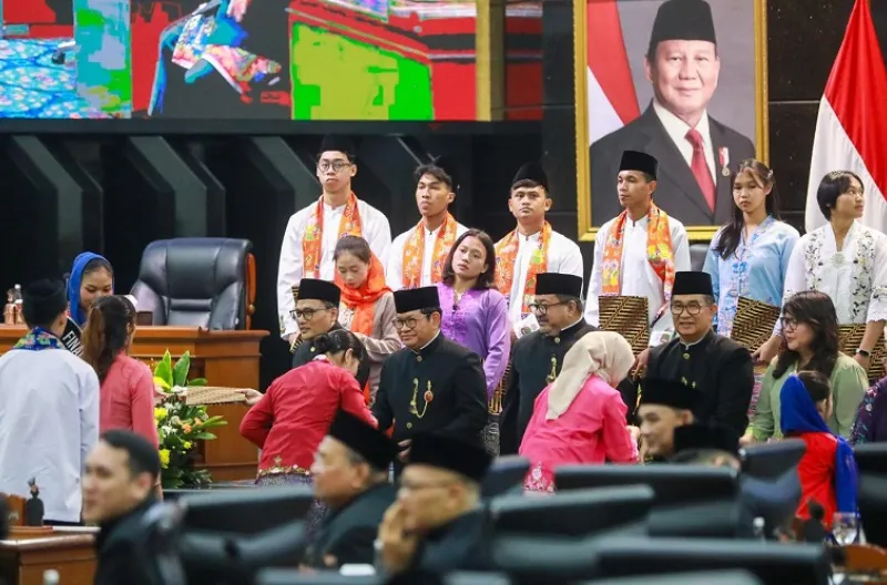 Penyerahan penghargaan kepada atlet dan qari qariah berprestasi di wilayah Provinsi DKI Jakarta