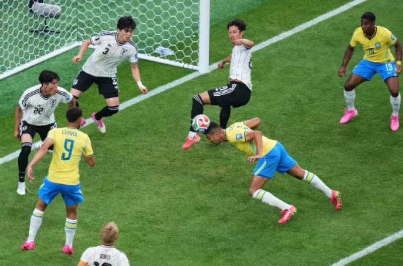 Tomiyasu memblokir bola di garis gawang saat Casemiro menyundul dari jarak sangat dekat, lalu memblokir lagi saat terjadi perebutan bola di depan gawang.