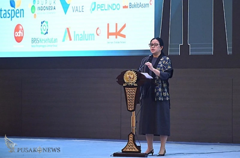 Ketua DPR RI, Puan Maharani, menerima penghargaan sebagai Tokoh Pengawal Kebijakan Pro Perempuan dalam ajang KWP Awards 2026, di Ruang Pustakaloka, Gedung Nusantara IV, Kompleks Parlemen, Senayan, Jakarta 16/04/2026.