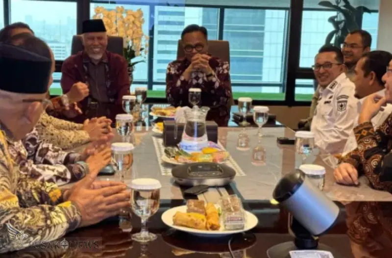 Pertemuan antara COO Danantara sekaligus Kepala BP BUMN, Dony Oskaria, dengan Gubernur Mahyeldi serta para bupati dan wali kota se-Sumbar di Jakarta, Rabu (15/4).
©PusakoNews.com/red