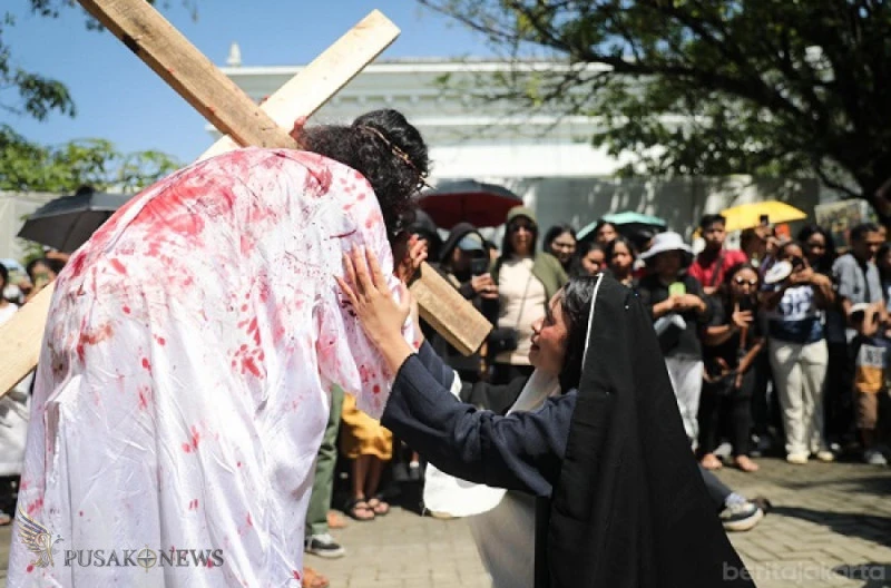 Teatrikal Sengsara Yesus di Gereja Santo Robertus Bellarminus Sentuh Emosi Umat