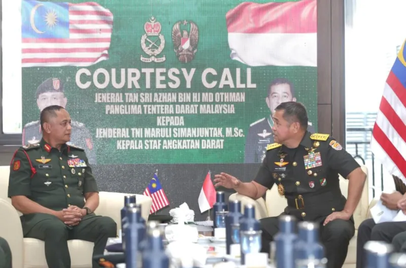 Kepala Staf Angkatan Darat (Kasad) Jenderal TNI Maruli Simanjuntak menerima kunjungan kehormatan Panglima Tentera Darat Malaysia, Jenderal Tan Sri Azhan Bin Hj Md Othman, di Markas Besar Angkatan Darat (Mabesad), Jakarta, Selasa (21/7)